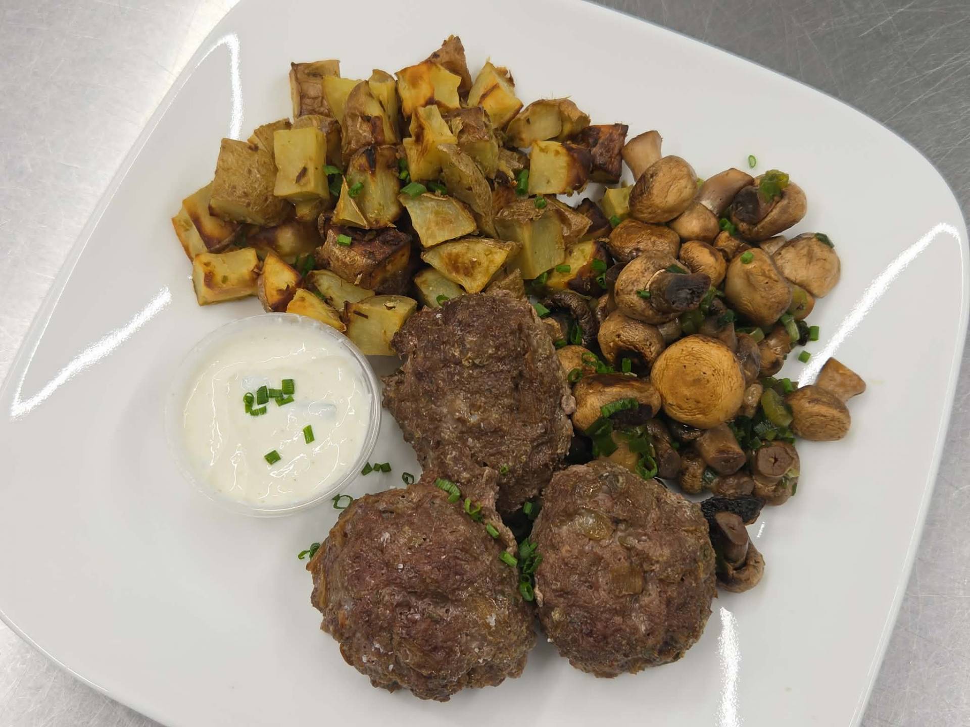 Boeuf au poivre verts et aux oignons caramélisés, pommes de terre rôties, champignons sautés