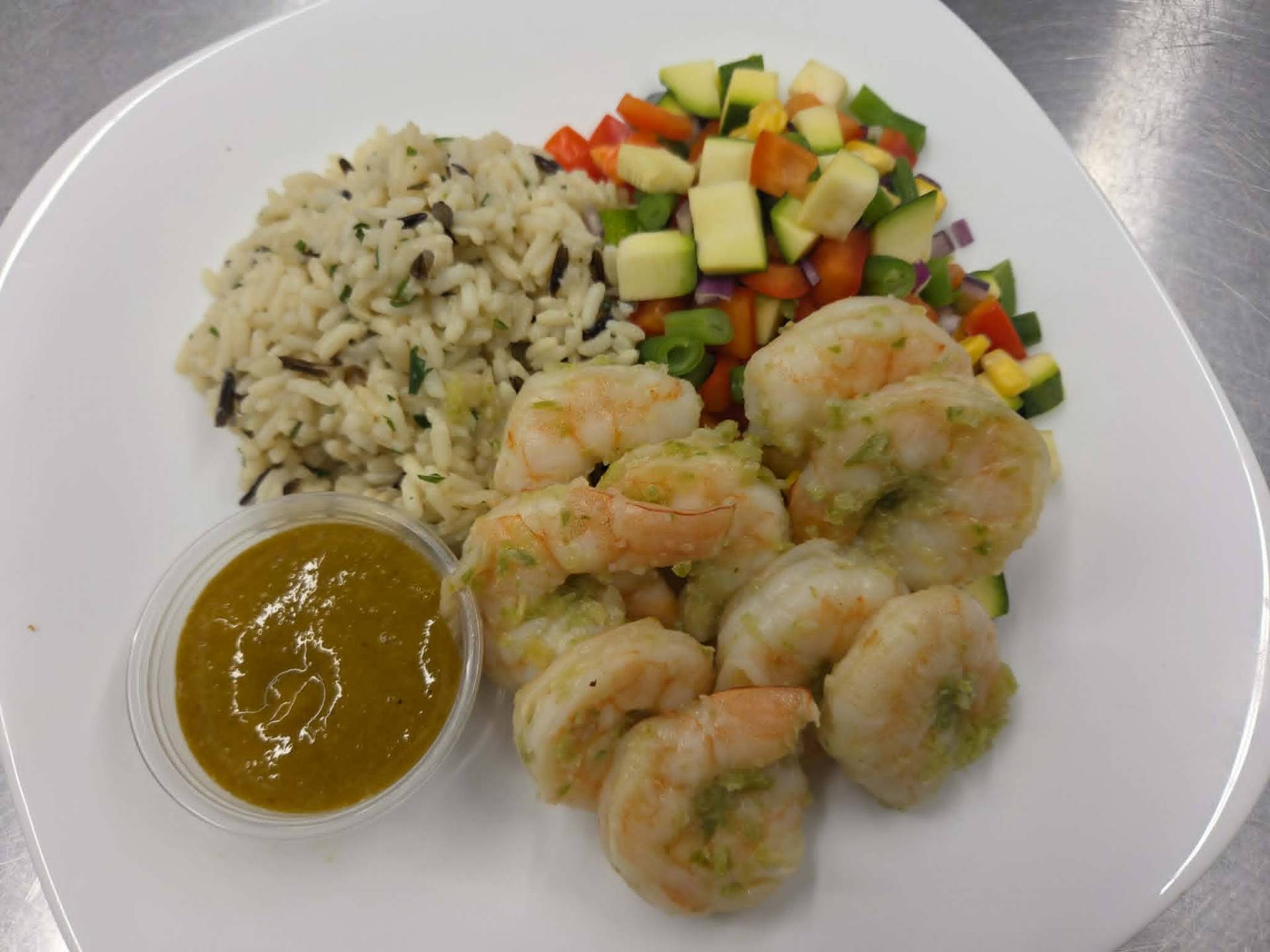 Crevettes à la fleur d'ail, riz et riz sauvage pilaf, mélange de légumes d'été