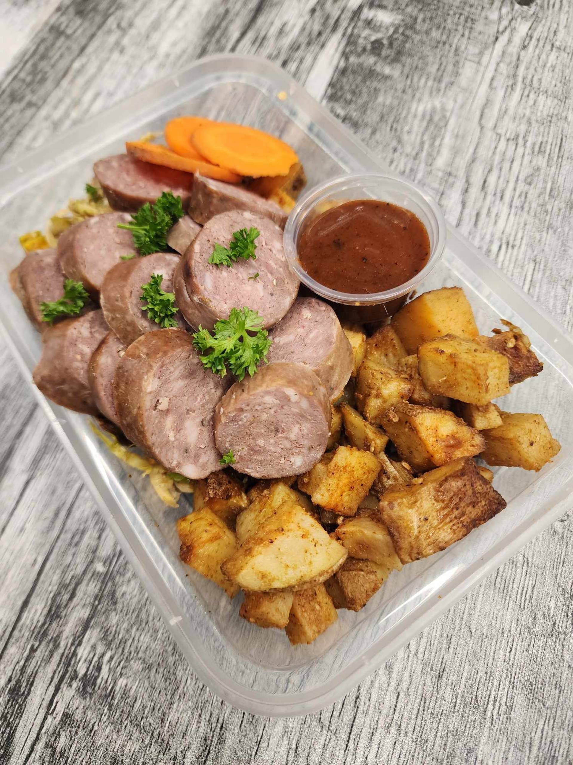 SAUCISSE DE WAPITI, PATATE LIBANAISE, SAUCE BBQ ET CAROTTES