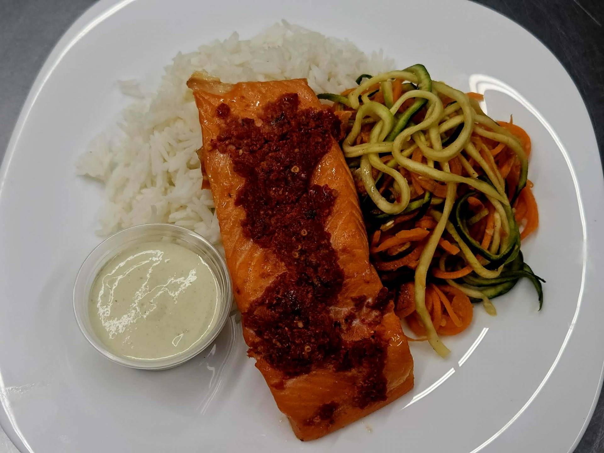 Truite saumonée aux tomates séchées, riz basmati, spirales de carottes et courgettes