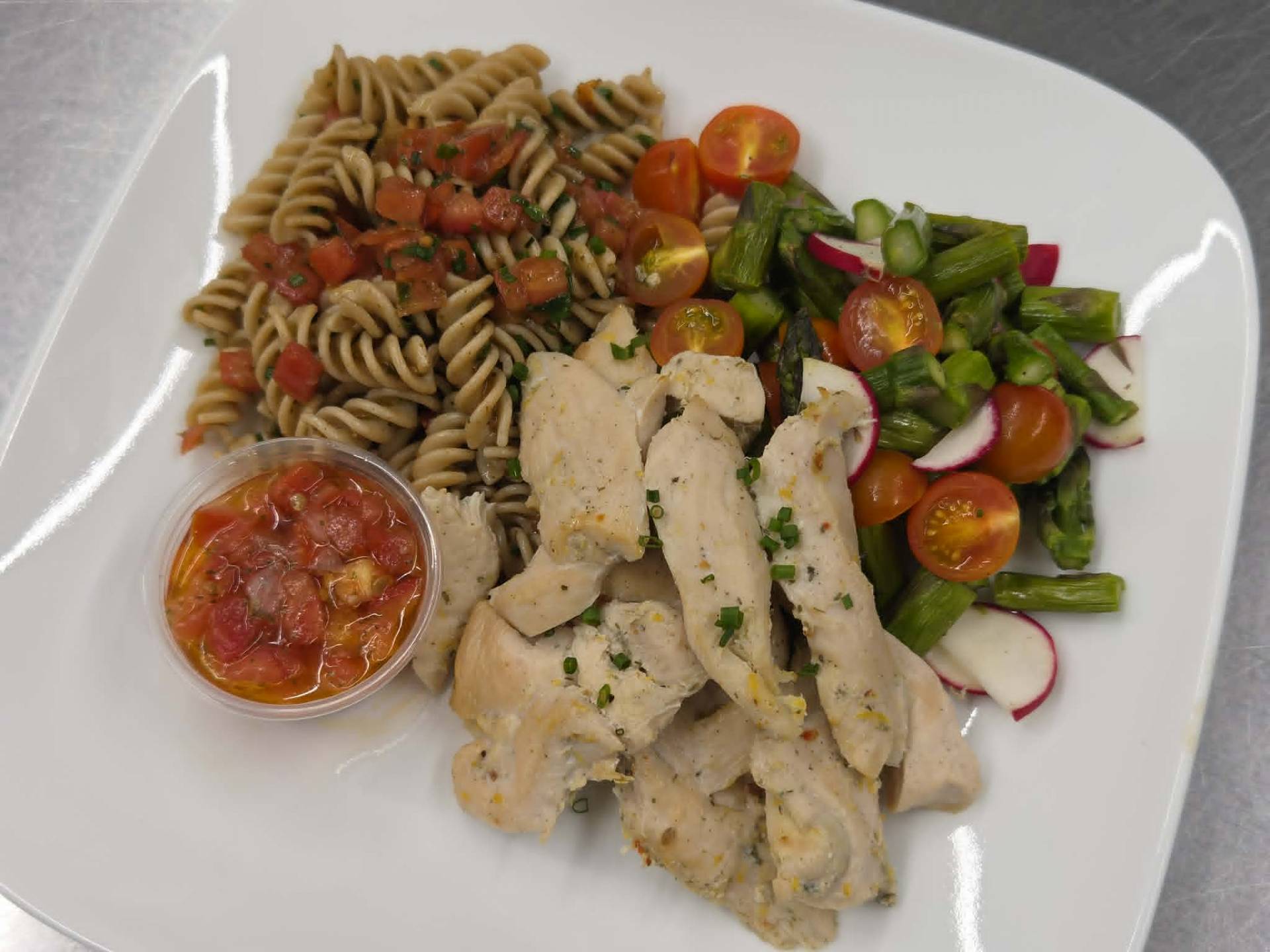 Poulet au citron et thym, pâtes bruschetta et basilic, salade d'aserges, radis et tomates (froid)