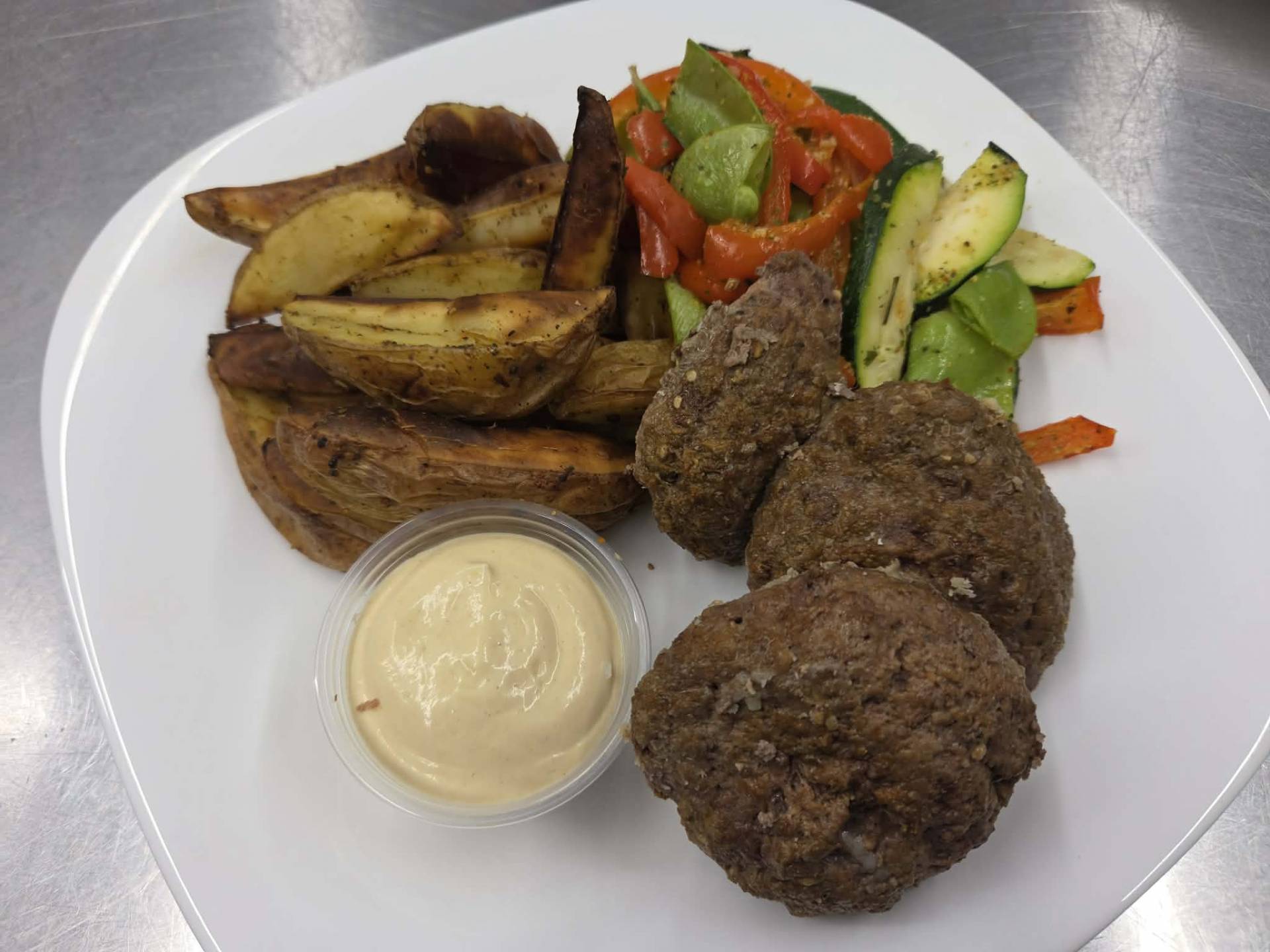 Boulettes de boeuf SteakHouse Fumées, pommes de terre grecques, courgettes, mange-tout et poivrons