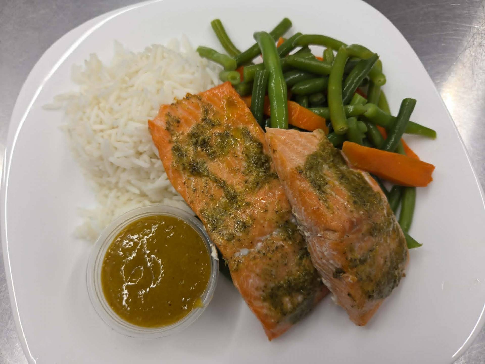 Truite citron et basilic, riz basmati, haricots verts et carottes