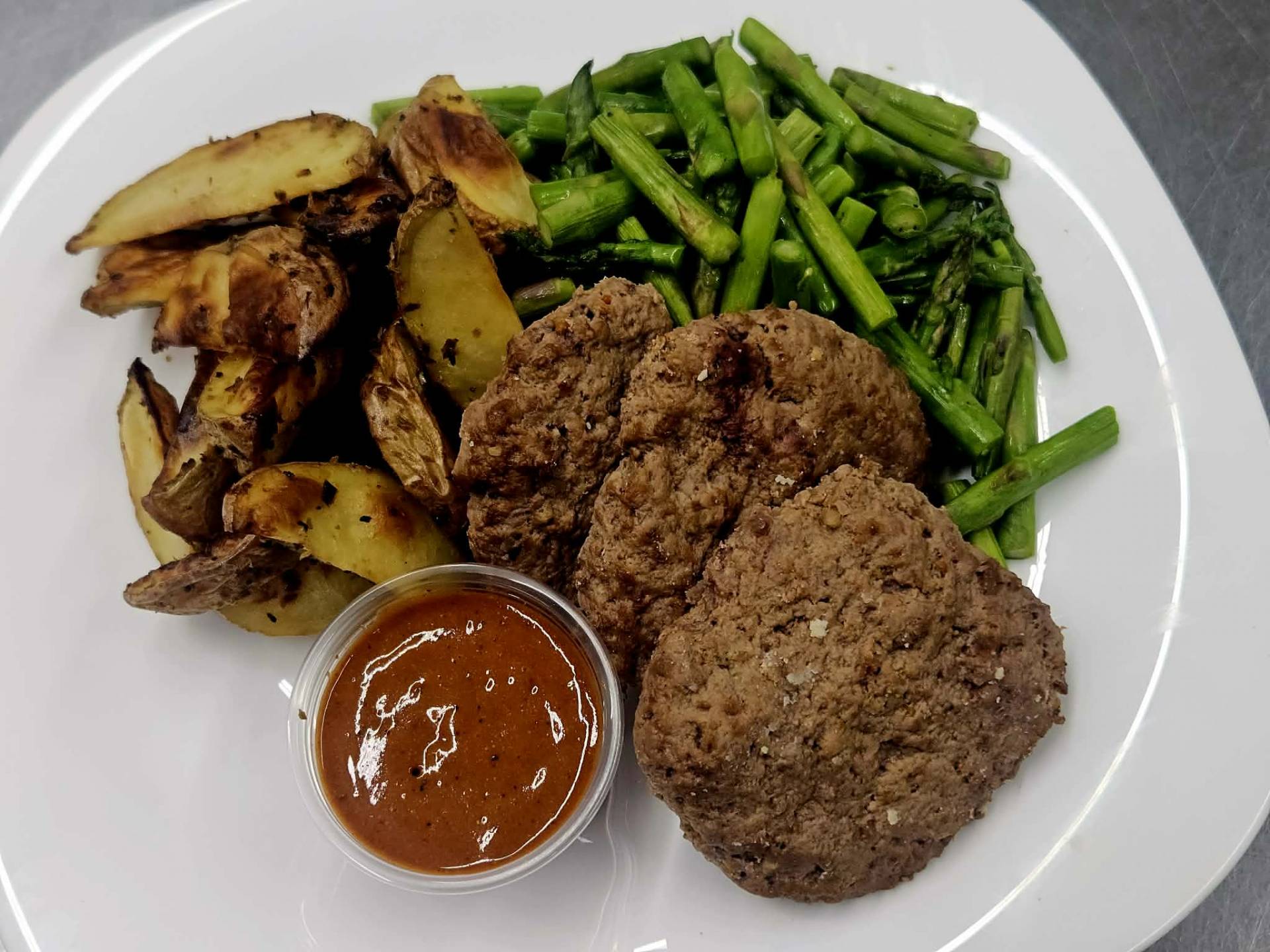 Boulettes de boeuf façon burger à l'aneth, pommes de terre à la ciboulette, asperges rôties au four