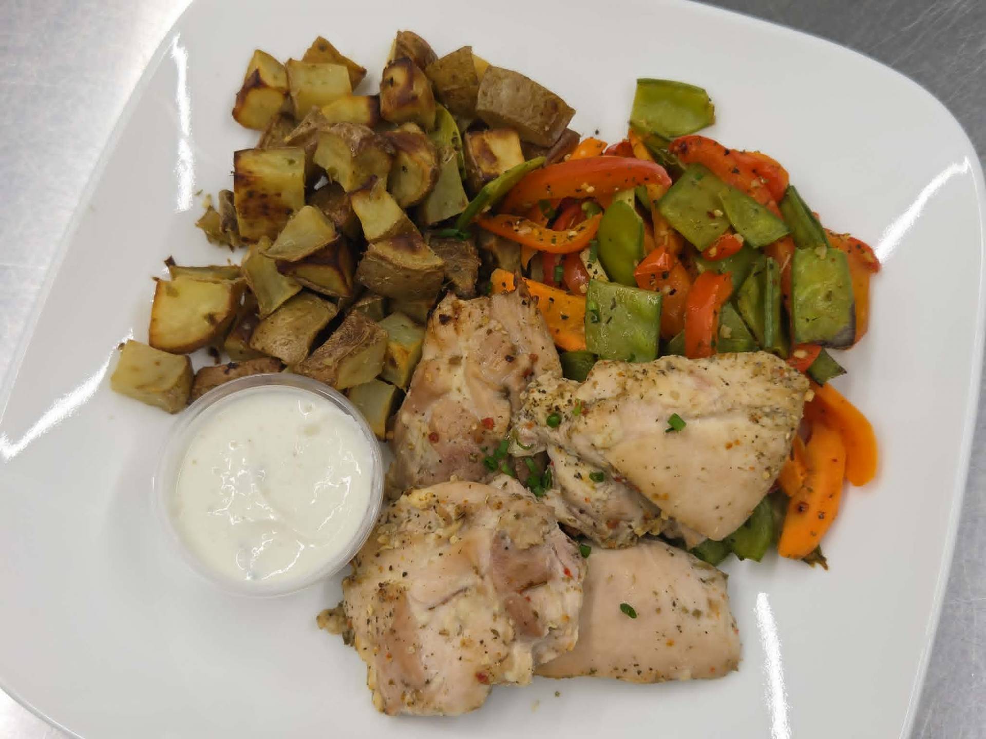 Hauts de cuisse de poulet grecs, pommes de terre à la fleur d'ail et mélange de 4 légumes