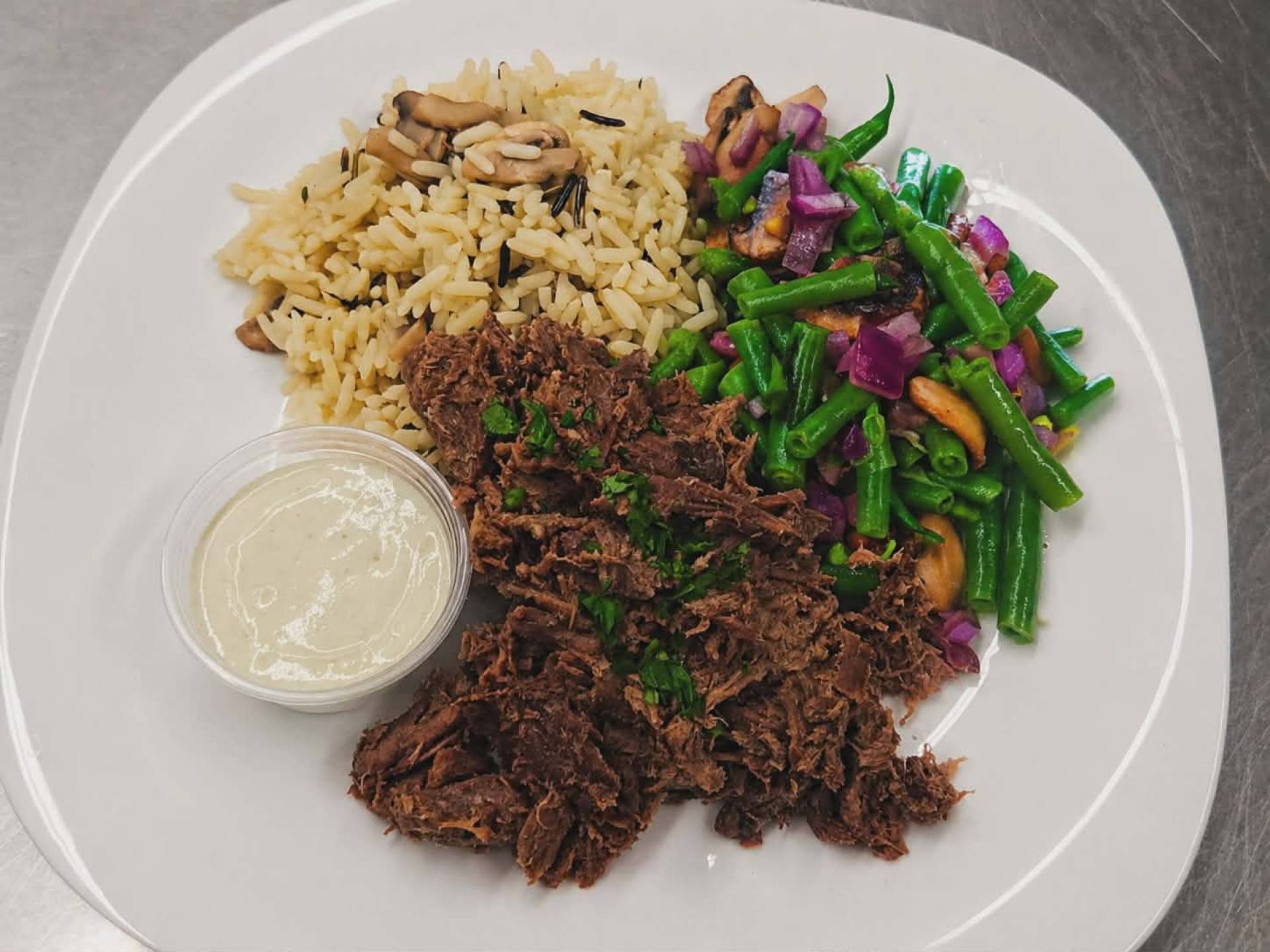 Agneau effiloché, riz aux champignons, harictos verts, champignons et oignons rouges