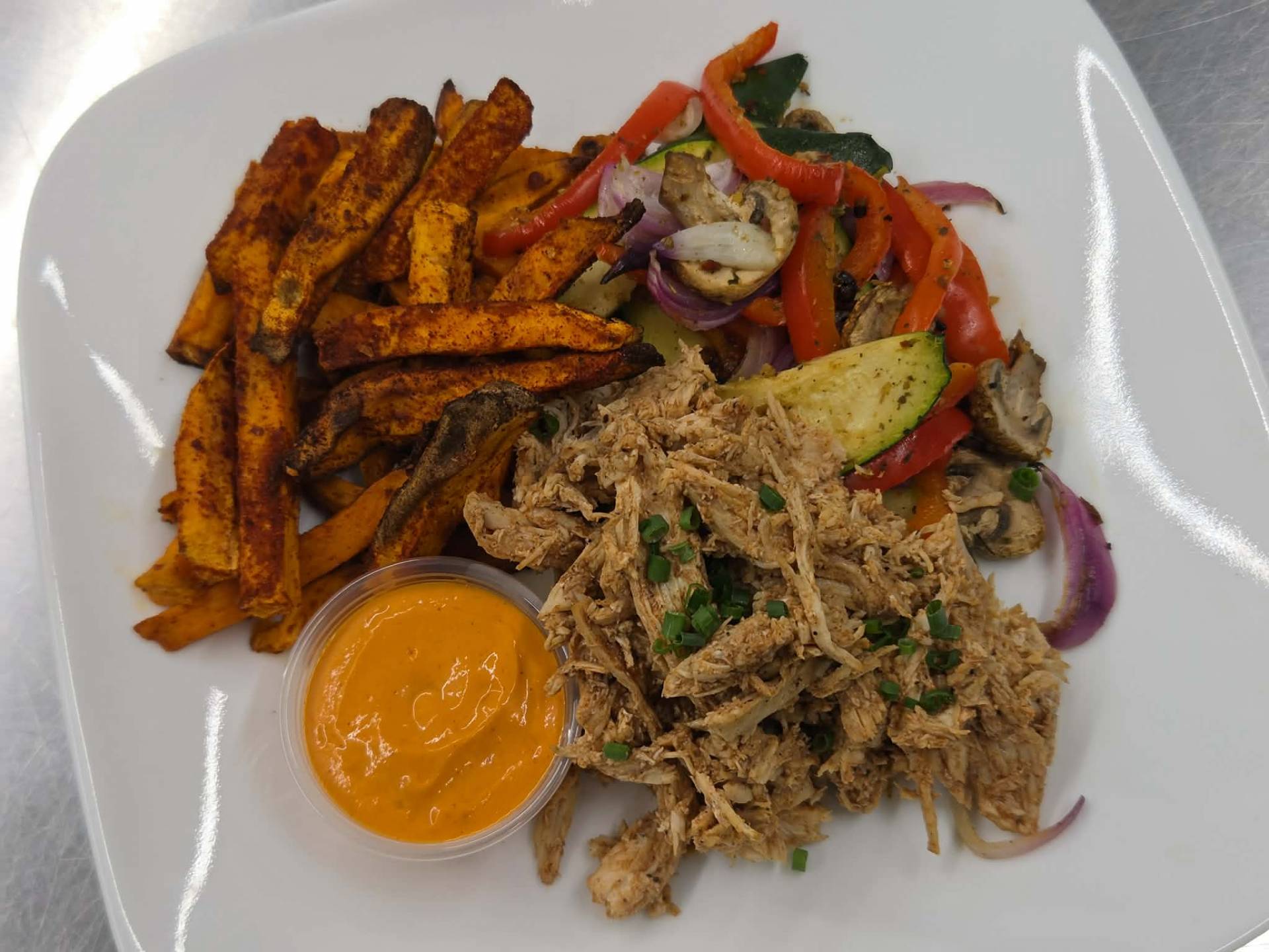 Poulet effiloché BBQ, frites de patates douces ail et paprika fumé, légumes rôtis au four