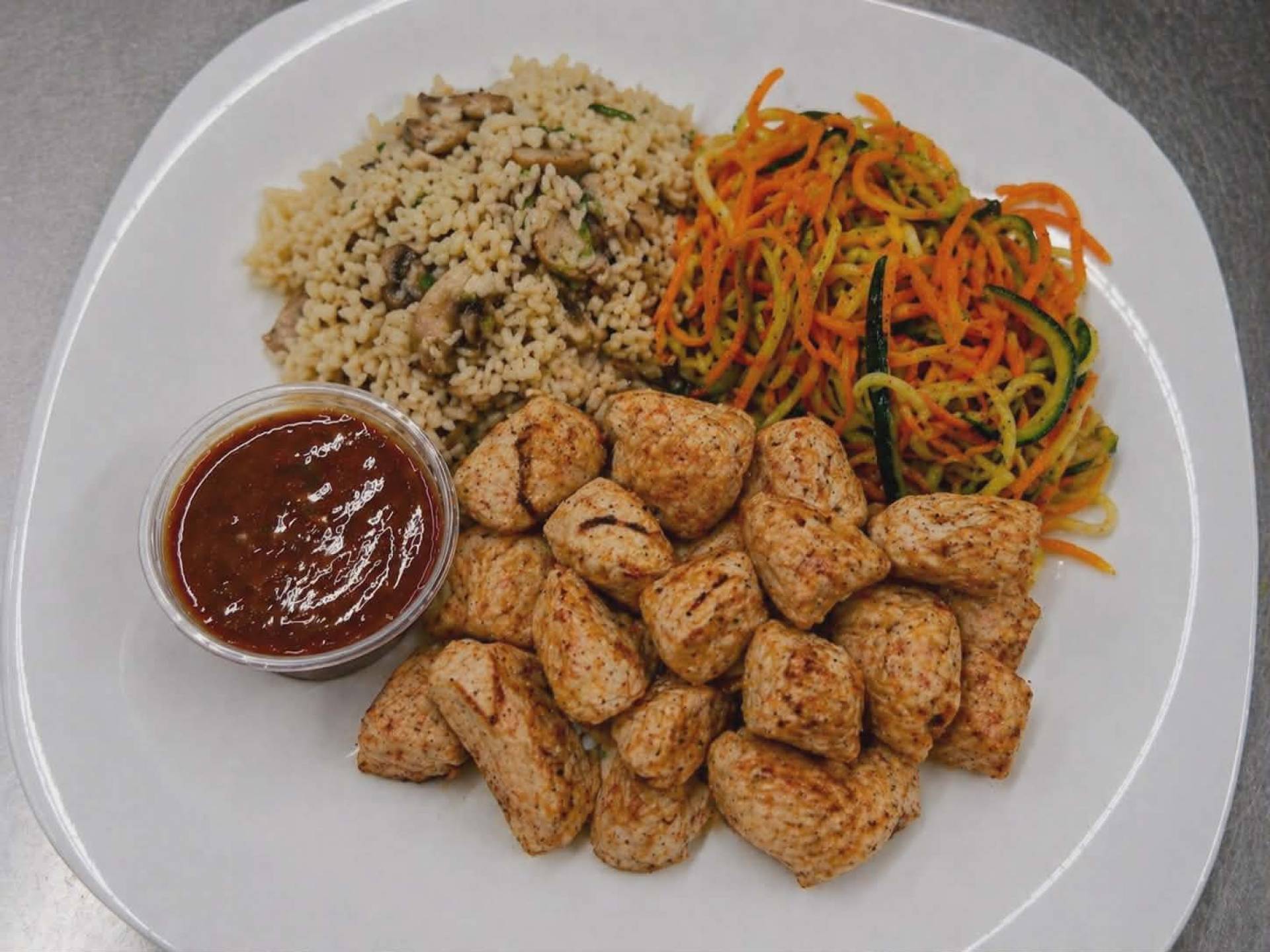 Poulet BBQ érable chipotle, riz sauvage aux champignons, spirales de carottes et courgettes