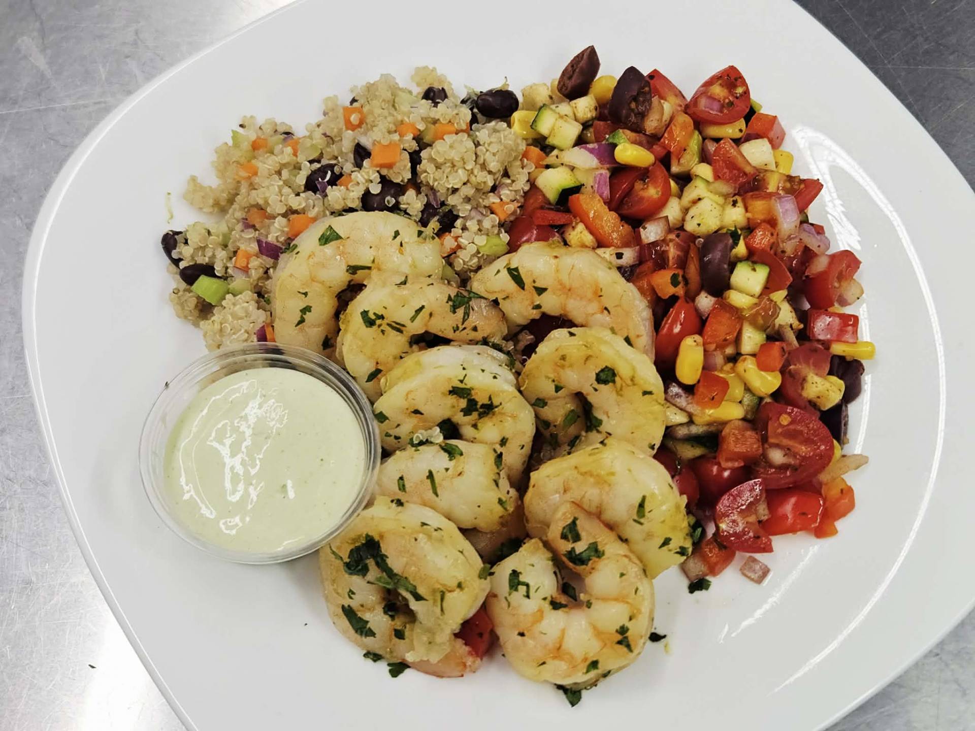 Crevettes lime et coriandre, quinoa aux légumes et haricots noirs, salade cajun (froid ou chaud)