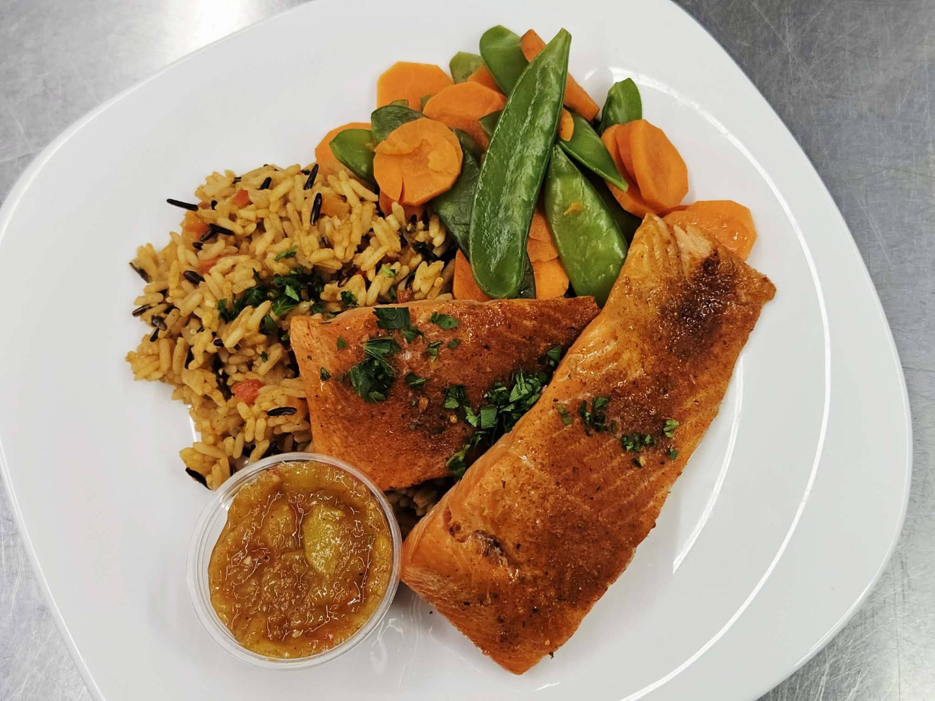 Truite mangue et chipotlé, rix épicé tomates et poivrons, pois mange-tout et carottes