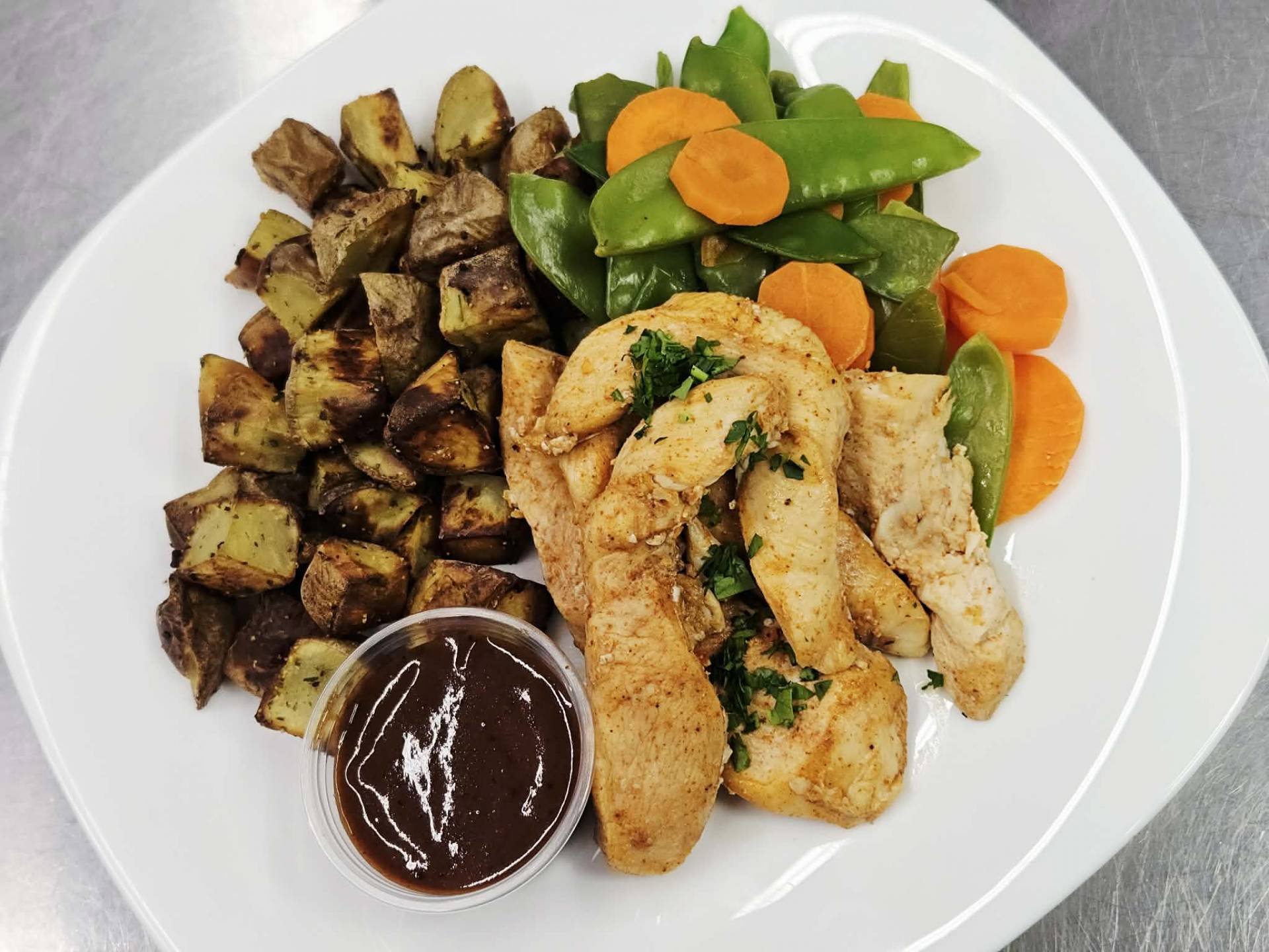 Filets de poulet tacos, pommes de terre ail et herbes, pois-mange-tout et carottes