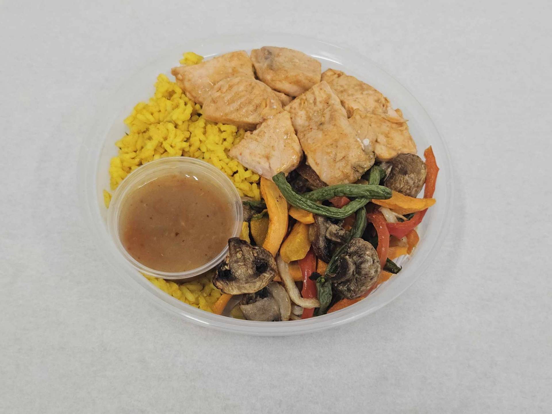 Saumon cari et érable, riz au curcuma, légumes au sésame