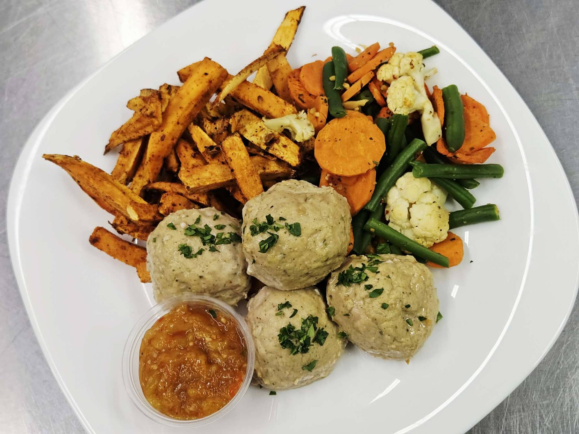 Boulettes de poulet au pesto, frites de patates douces, carottes, haricots verts et chou-fleur