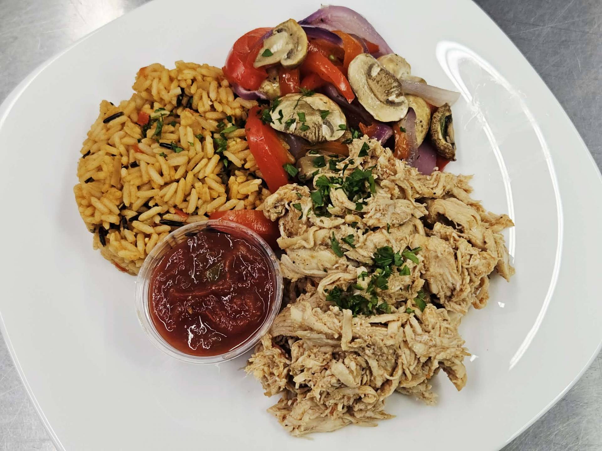 Poulet effiloché sud-ouest, riz épicé tomates et poivrons, poivrons, champi et oignons