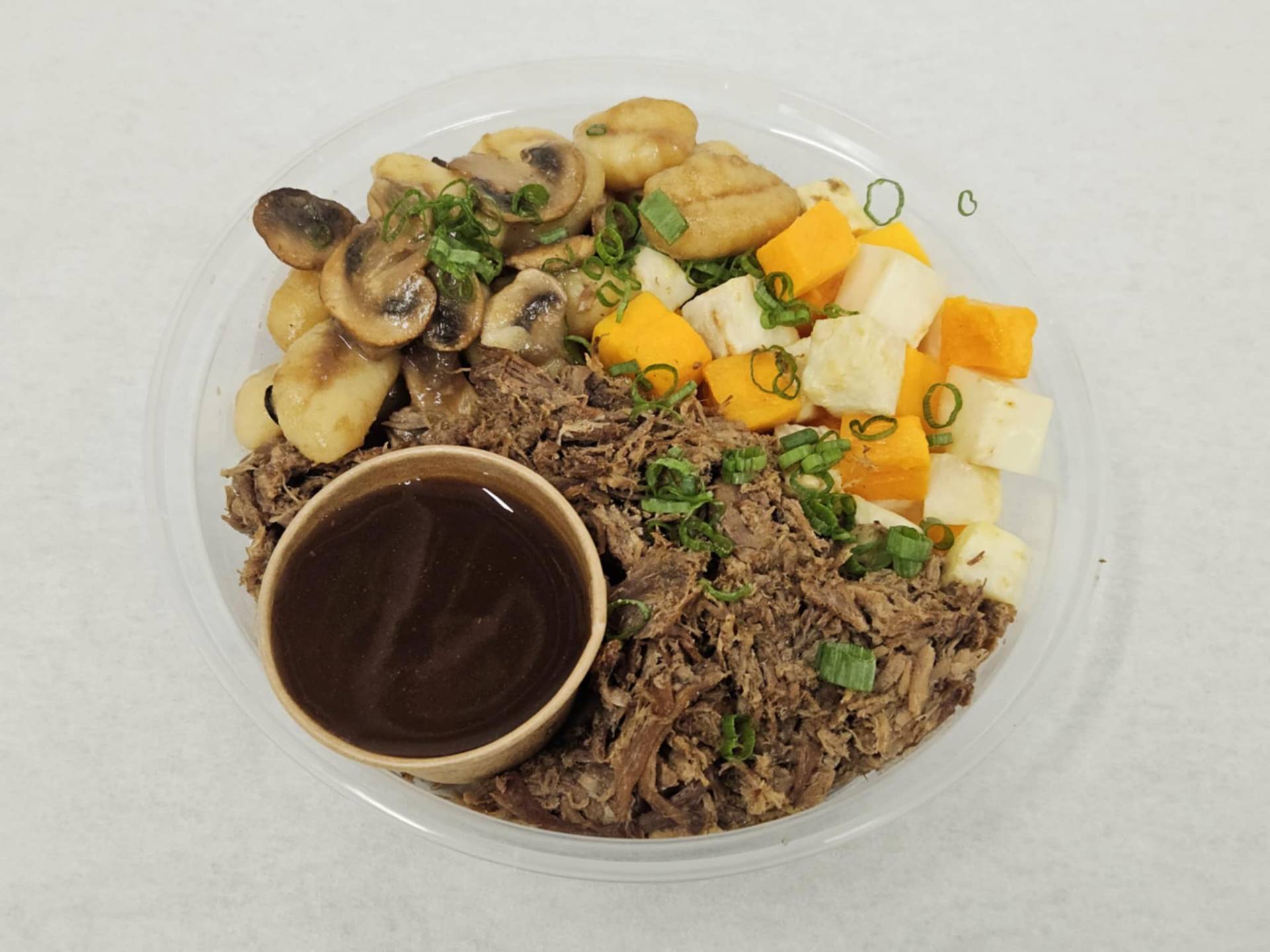 Boeuf braisé effiloché, gnocchis aux champignons et légumes