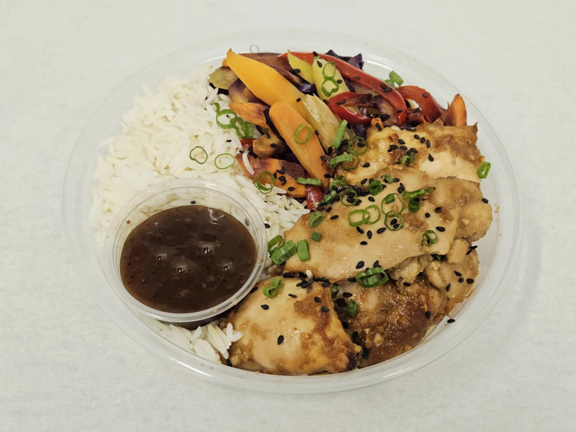 Poulet coréen, riz basmati et légumes asiatiques