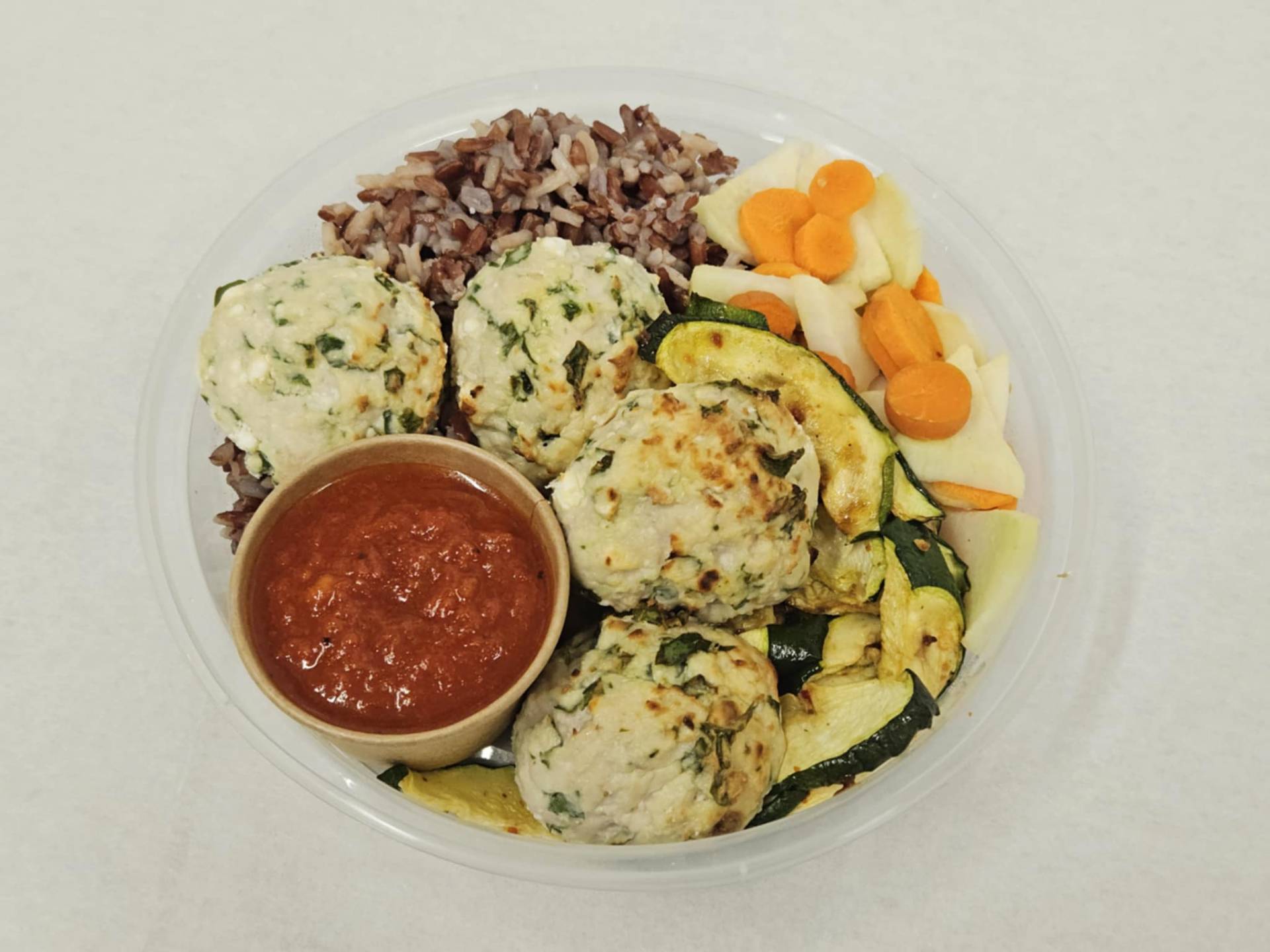 Boulette de poulet aux épinard et féta, riz rouge et légumes