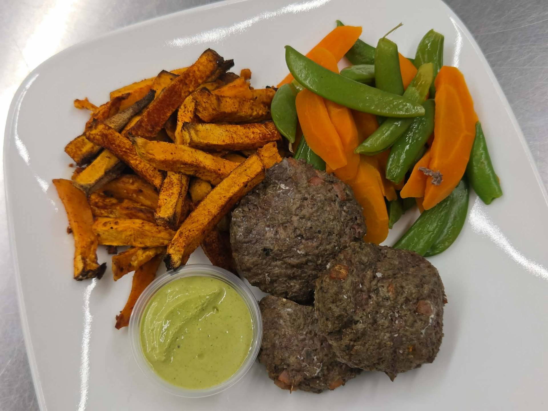 Boeuf aux champignons et au bacon de dinde, frites de patates douces, pois sucrés et carottes