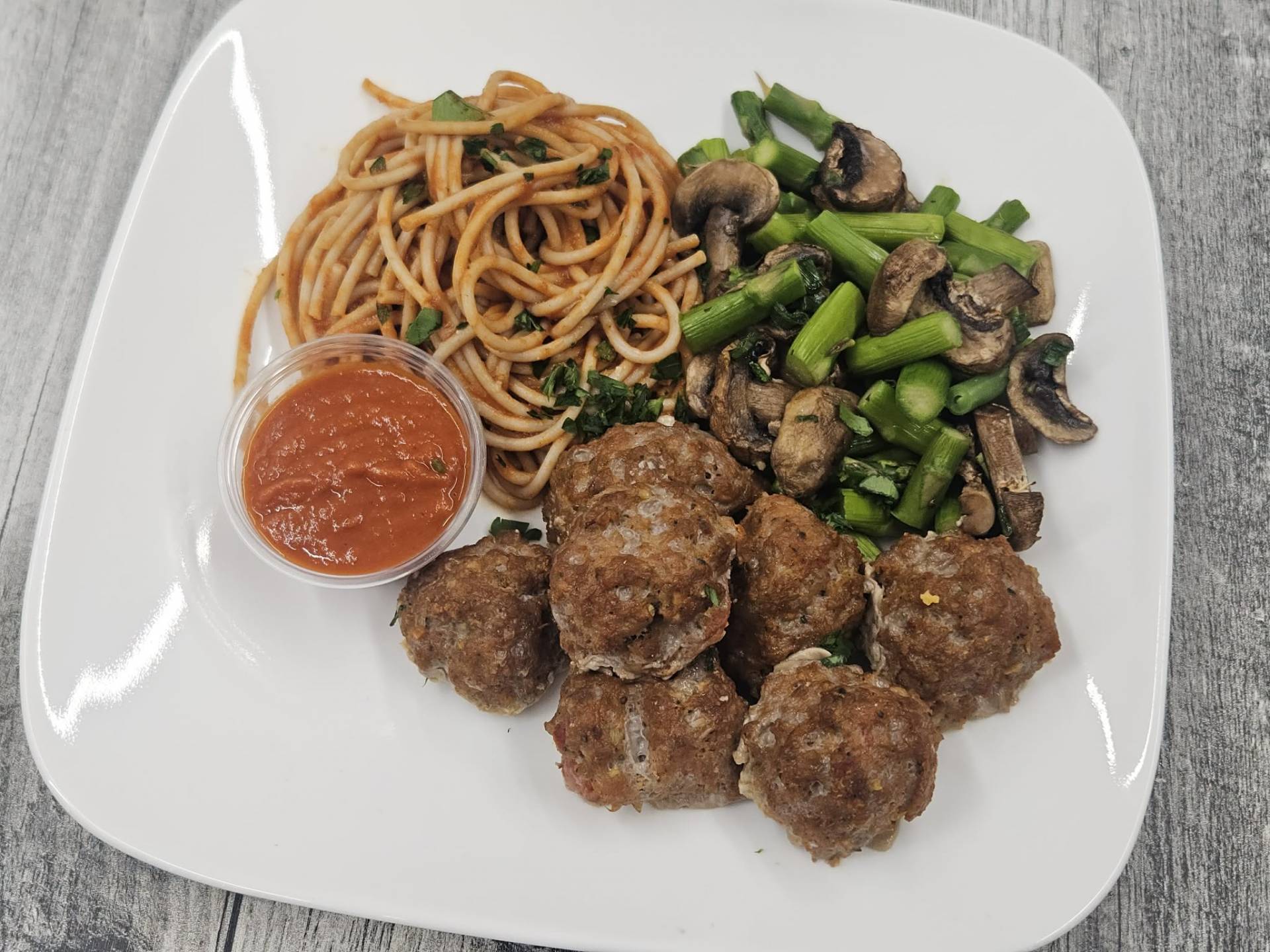 Boulettes à l'italienne, spaghetti tomate et basilic, asperges, champignons