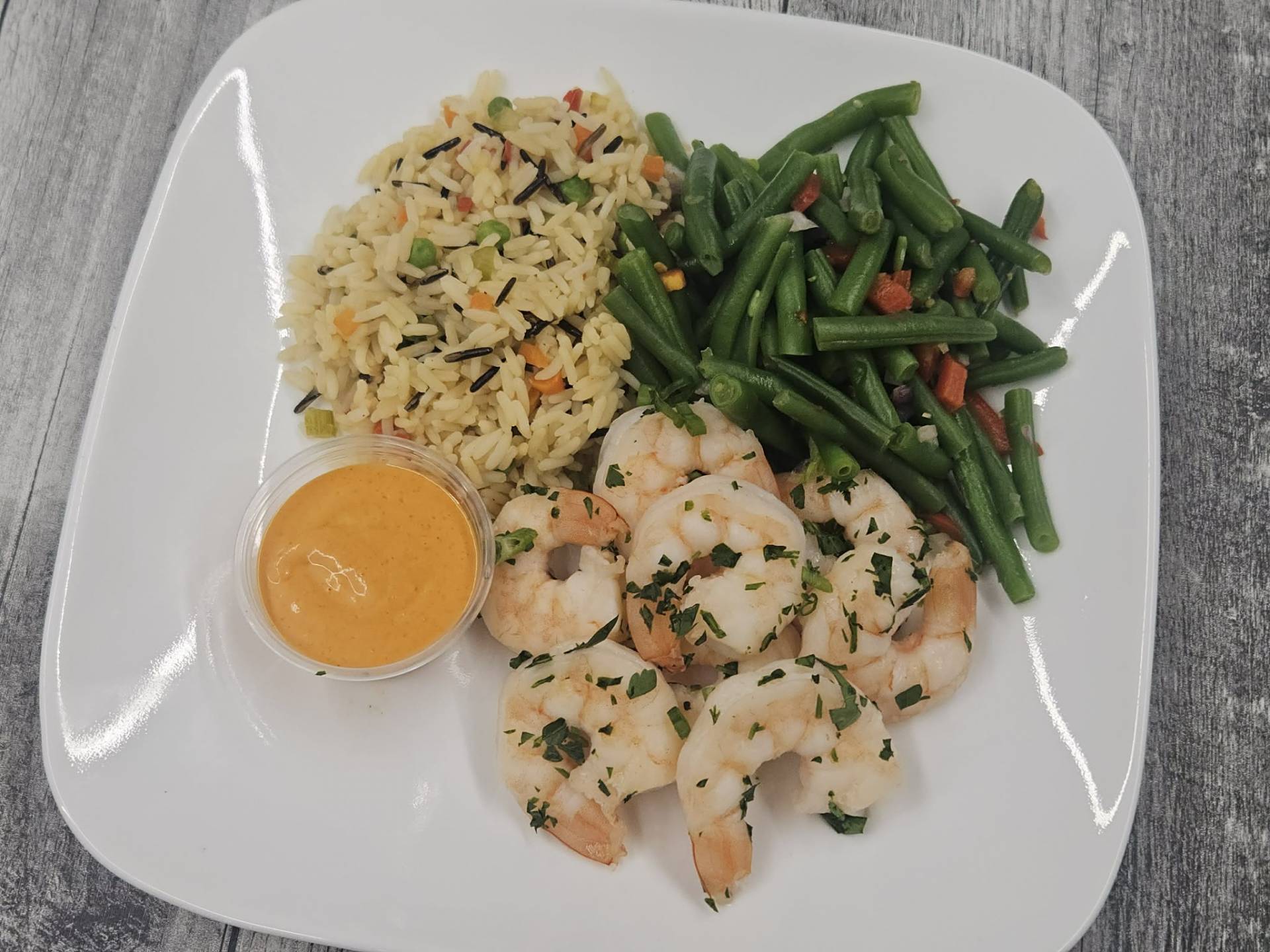 Crevettes en persillade, riz aux légumes, haricots verts garnis
