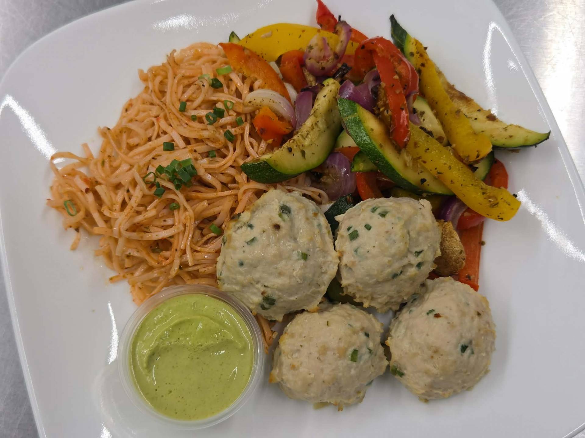 Boulettes de poulet à la ciboulette, vermicelles aux tomates séchées et basilic, légumes rôtis