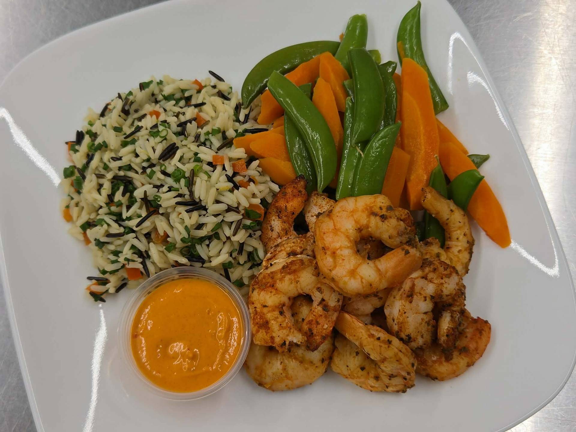 Crevettes lime et cajun, riz au citron, pois sucrés et carottes
