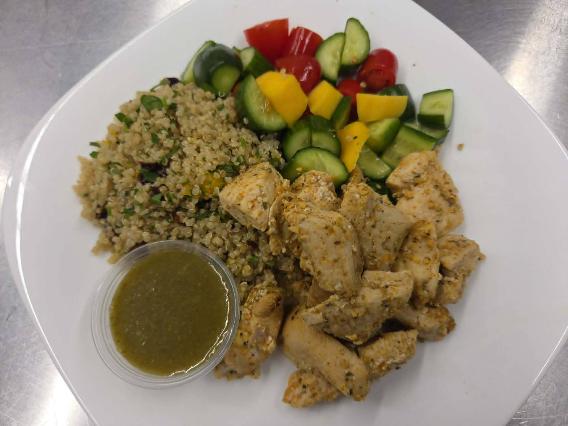 Poulet BBQ brésilien, quinoa aux canneberges et salade concombre, tomates et mangues (froid)