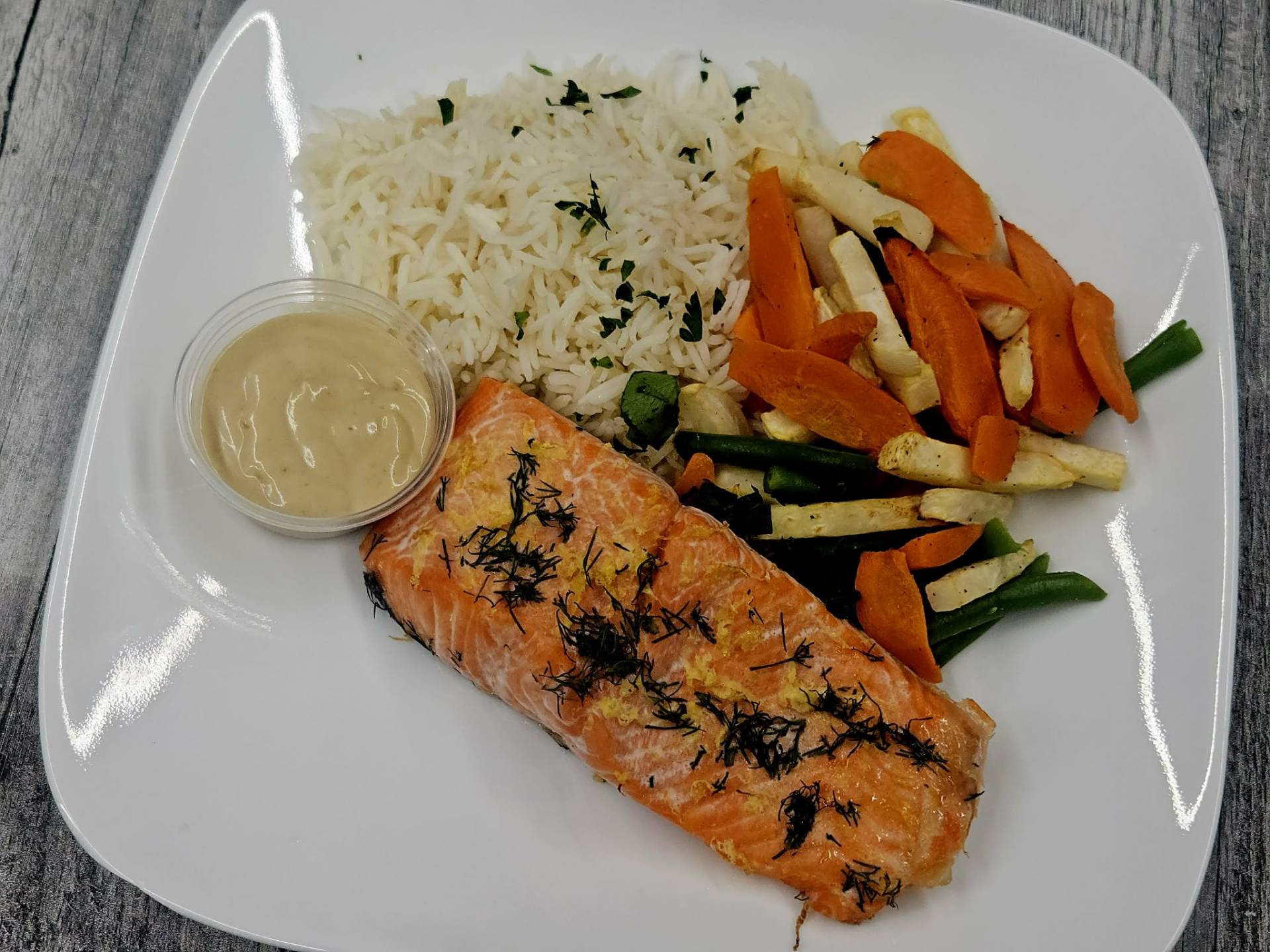 Truite saumonée aneth et citron, riz basmati, trio de légumes et haricots verts