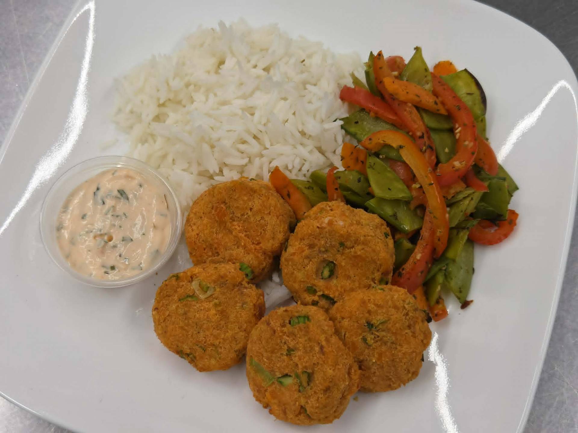 Croquettes de saumon, riz basmati et mélange de 4 légumes