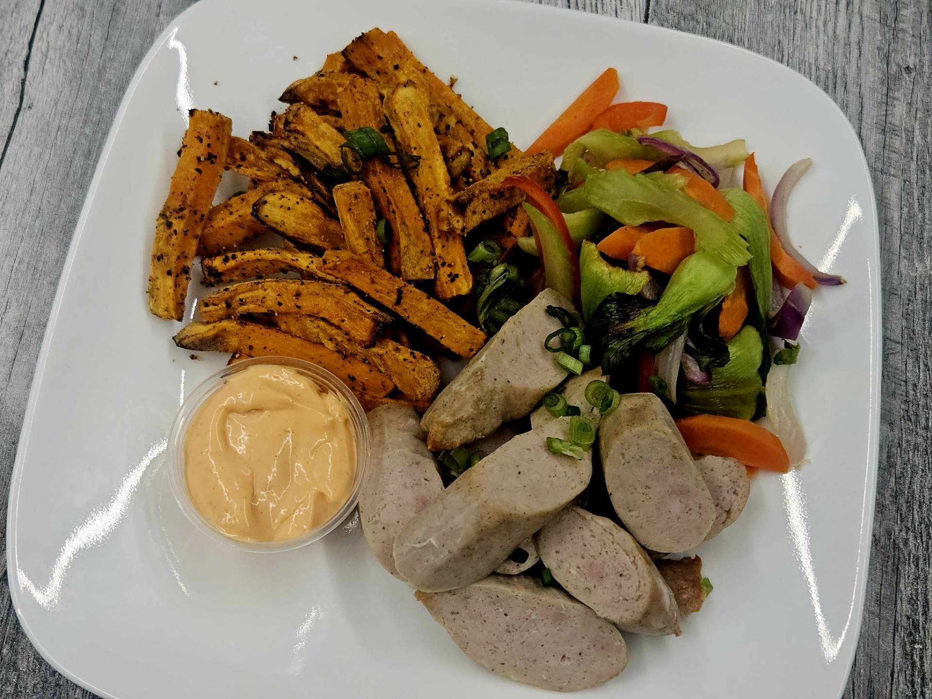 Saucisses Toulouse 100% poulet, frites de patates douces et mélange de 5 légumes