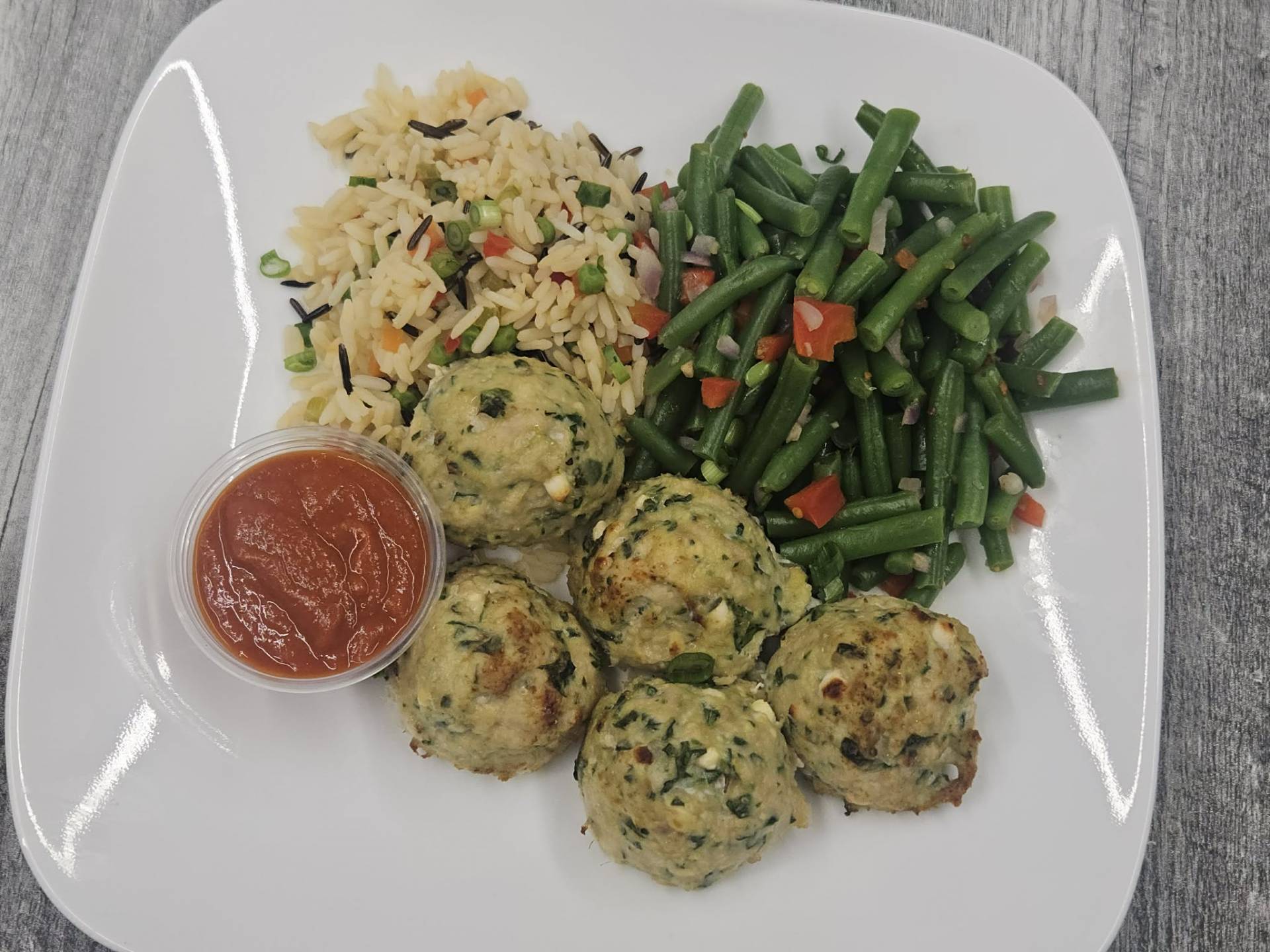 Boulettes de poulet féta et épinards, riz aux légumes, haricots verts garnis